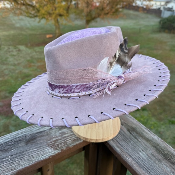 Lavender Burned Hat, Arrow Shaped Hat, Purple Tooled Leather Fedora - Picture 3 of 5